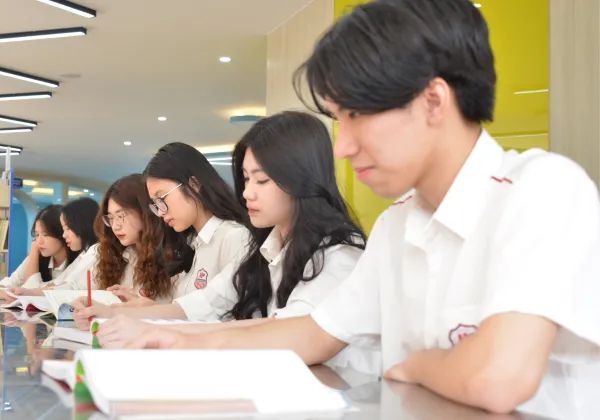 Hình ảnh khuôn viên xanh mát của Hanoi Academy