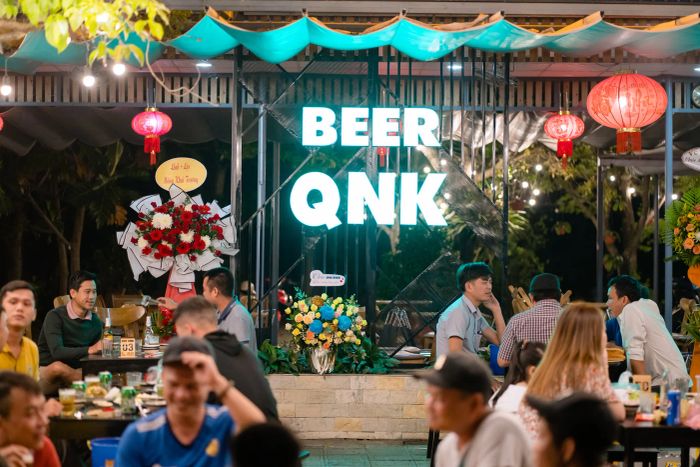 Không gian ấm cúng tại QNK Beer - Ảnh 1