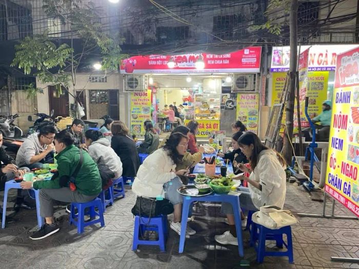 Không gian thưởng thức tại Nộm Hoa Mai