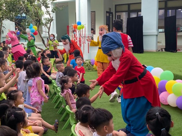 Hoạt động vui chơi ngoài trời đầy màu sắc tại Trường Mầm Non Bách Khoa