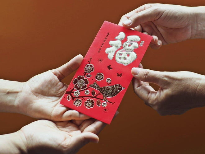 Khoảnh khắc ấm áp trao bao lì xì đầu năm