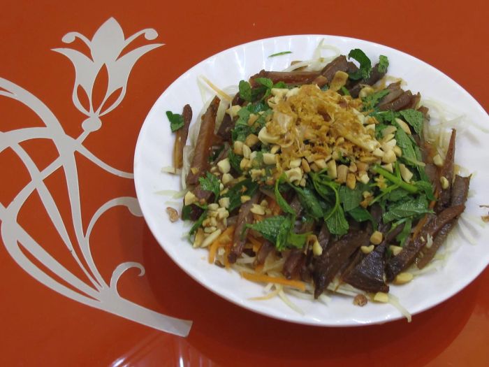 Không gian ấm cúng tại Nộm Mai Nga Hàm Long