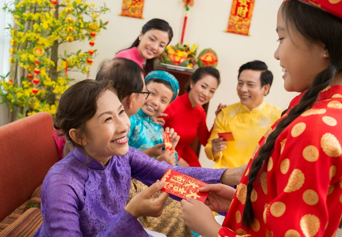Khoảnh khắc ấm áp chúc Tết gia đình