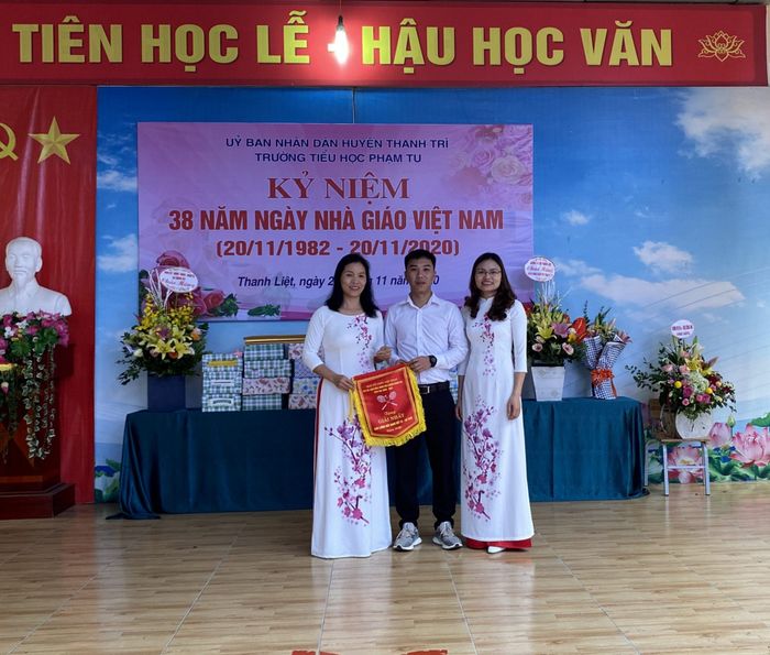 Sân trường rợp bóng cây xanh tại Trường Tiểu học Phạm Tu
