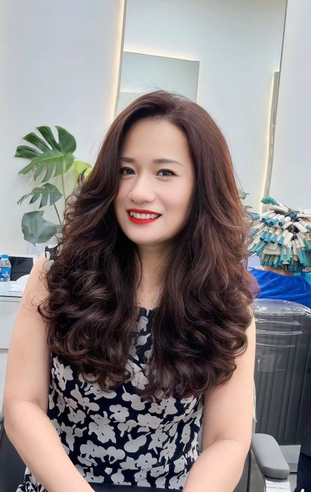 Không gian thiết kế hiện đại và sang trọng tại Cao Hùng Hairstylist