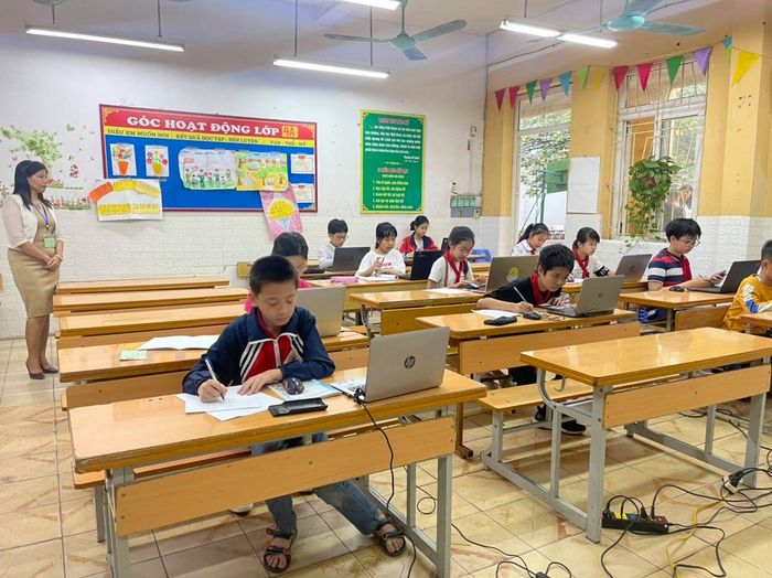 Khuôn viên xanh mát của Trường Tiểu học Ngũ Hiệp