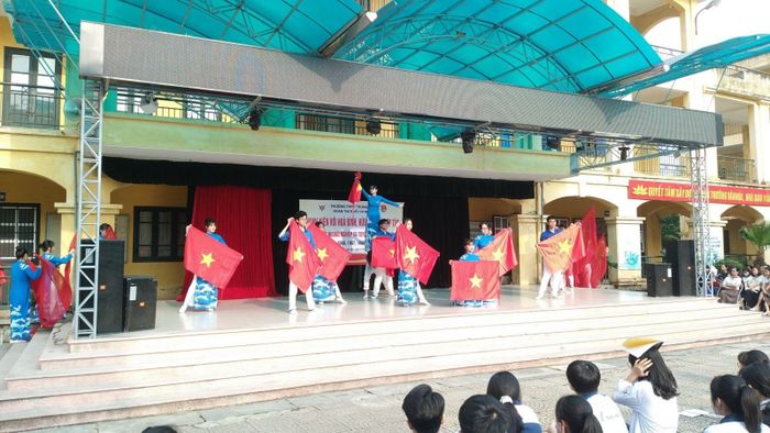 Trường THPT Trung Văn hình ảnh 2
