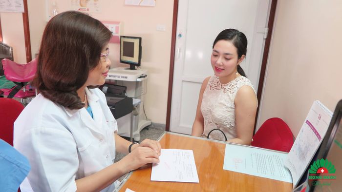 Hình ảnh không gian khám chữa bệnh hiện đại tại Khoa Da liễu Bệnh viện Hồng Ngọc