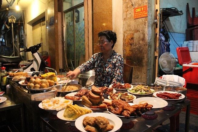 Cơm Tấm Bãi Rác - Đặc sản Sài Gòn về đêm