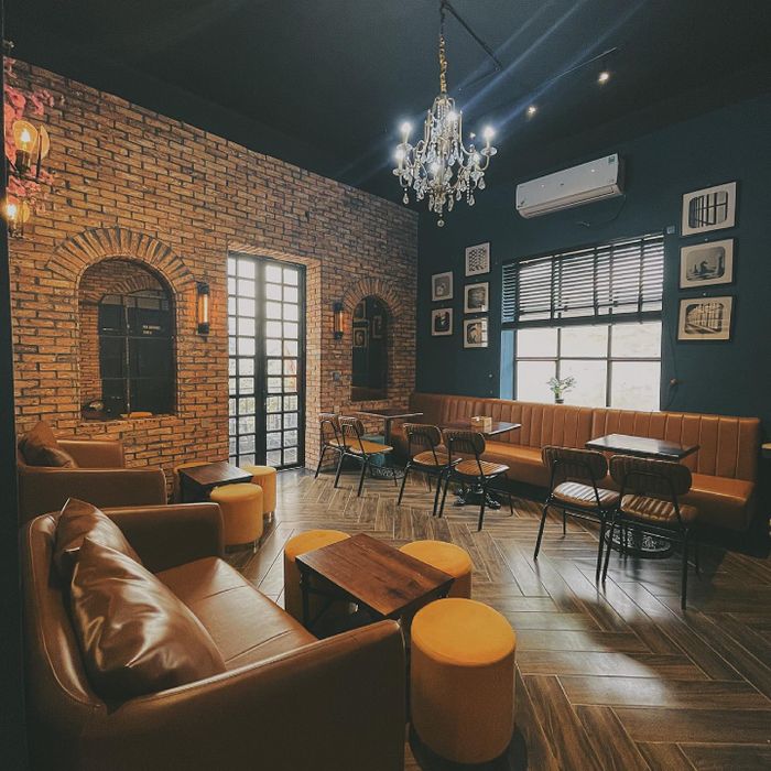 Hình ảnh Manoir Café - Không gian ấm cúng với ánh đèn vàng