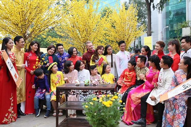 Hình ảnh ấm áp của tục thăm viếng ngày Tết