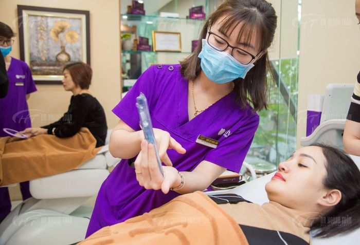 Khách hàng kiểm tra thông tin sản phẩm tiêm chính hãng