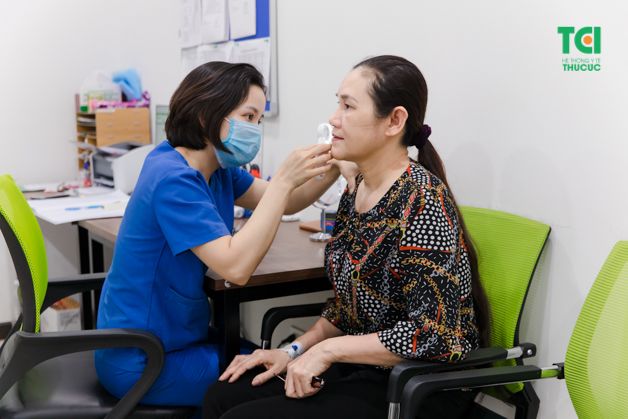 Hình ảnh đội ngũ y bác sĩ chuyên nghiệp tại Khoa Da liễu Thu Cúc TCI