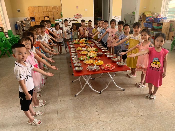 Hoạt động tiệc buffet giúp trẻ phát triển kỹ năng sống