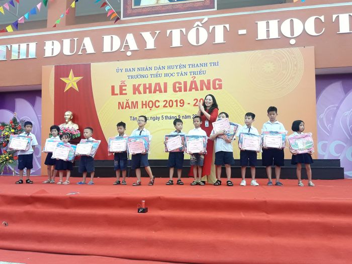 Khuôn viên xanh mát của Trường Tiểu học Tân Triều