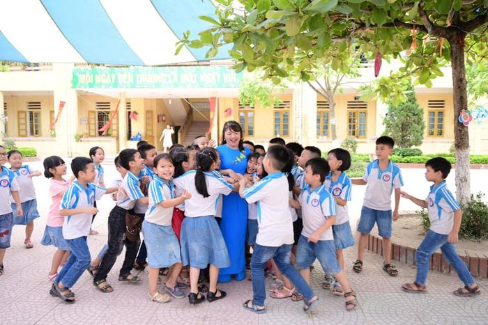 Góc nhìn mới về Trường Tiểu học Di Trạch qua hình ảnh sinh hoạt ngoại khóa, nơi học sinh được phát triển toàn diện cả trí lực và thể chất.
