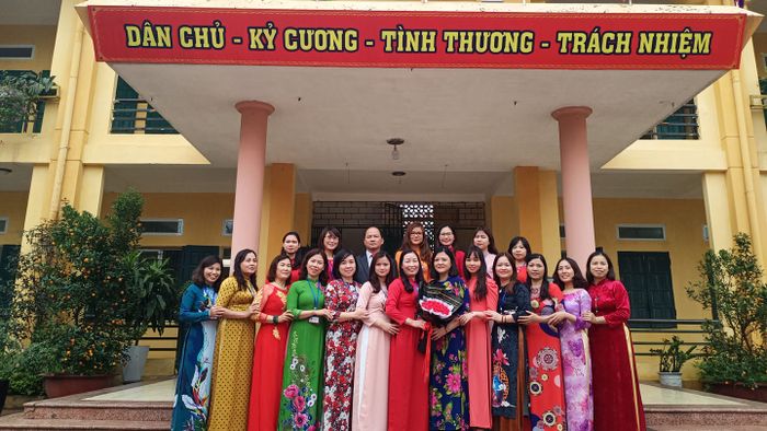 Hình ảnh thứ hai về Trường Tiểu học Đức Giang - khu vực phòng học hiện đại với trang thiết bị dạy học tiên tiến, nơi diễn ra những giờ học sáng tạo và bổ ích.