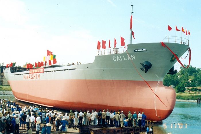 Khoảnh khắc hạ thủy tàu Cái Lân của Công ty Đóng tàu Hạ Long năm 2001 - ảnh 1