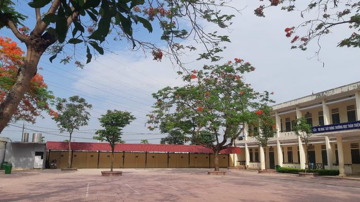 Hình ảnh thứ hai về Trường Tiểu học Vân Côn - khuôn viên rộng rãi với đầy đủ trang thiết bị hiện đại, không gian lý tưởng cho các hoạt động học tập và vui chơi.