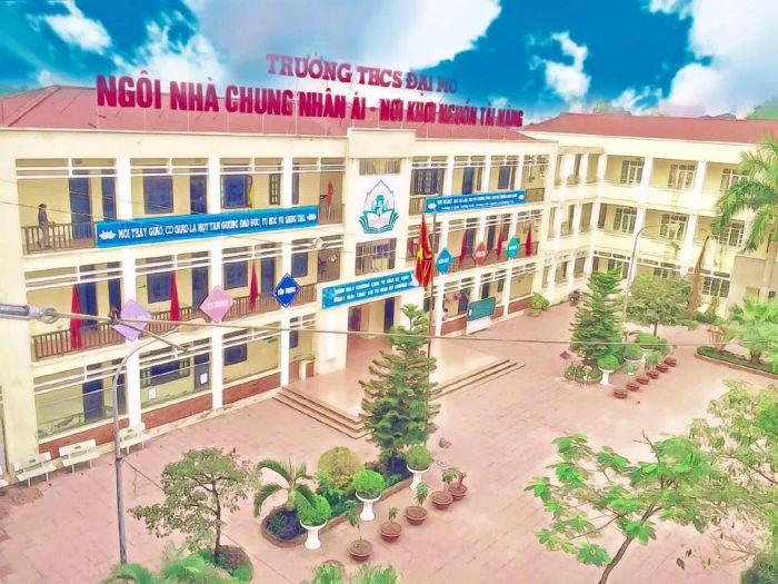 Hình ảnh toàn cảnh khuôn viên xanh mát của THCS Đại Mỗ