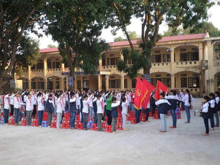 Hình ảnh đẹp về Trường THCS Tòng Bạt - không gian học tập thân thiện giữa núi rừng đại ngàn.