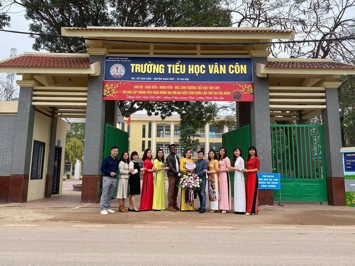 Hình ảnh đầu tiên về Trường Tiểu học Vân Côn - kiến trúc trường học khang trang với không gian xanh mát, nơi ươm mầm những tài năng tương lai.