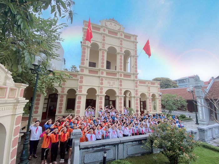 Hình ảnh thứ hai về Trường Tiểu học Vân Canh - không gian học tập hiện đại với các phòng chức năng được trang bị đầy đủ, nơi học sinh được trải nghiệm phương pháp giáo dục tiên tiến.