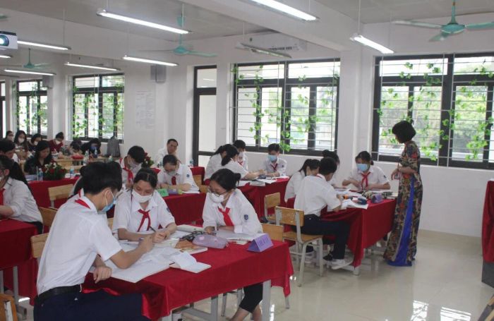 Hình ảnh toàn cảnh khuôn viên xanh mát của THCS Phú Đô