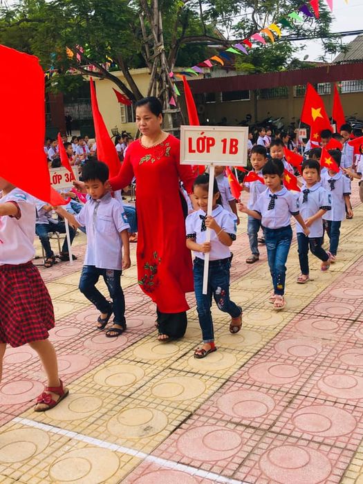 Ảnh 1: Không gian học tập hiện đại và khuôn viên xanh mát tại Trường Tiểu học Đại Hùng