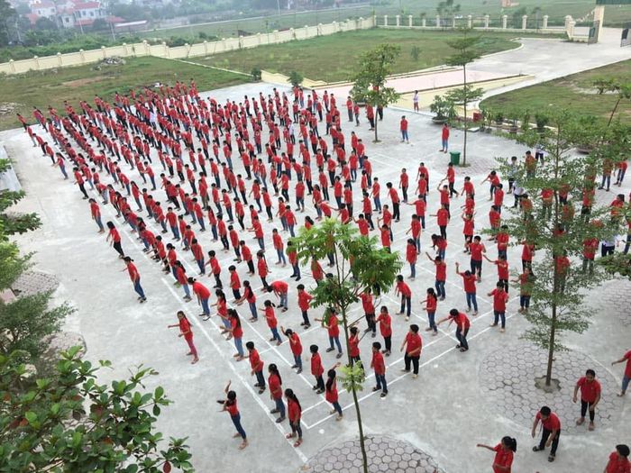 Hình ảnh đầu tiên về THCS Phong Vân - ngôi trường xanh với khuôn viên rộng rãi, đầy đủ phòng chức năng hiện đại