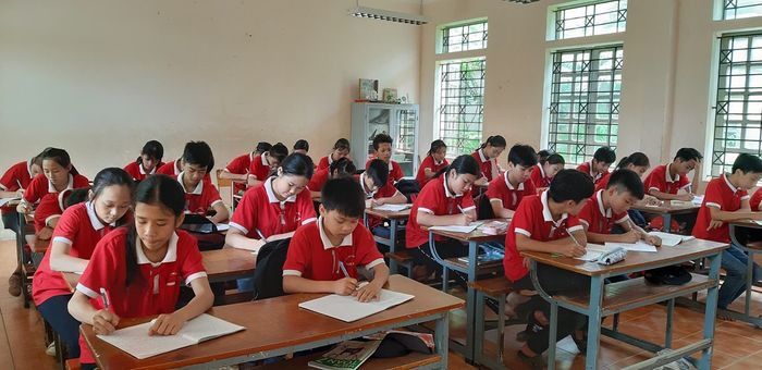 Góc nhìn mới về THCS Phong Vân qua ảnh thứ hai - không gian học tập lý tưởng với đầy đủ trang thiết bị dạy học tiên tiến