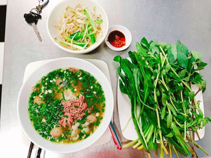 Tô phở thượng hạng tại Phở Xe Lửa