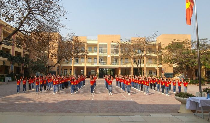 Hình ảnh đầu tiên về Trường Tiểu học Vân Canh - khuôn viên rộng 6000m² với kiến trúc khang trang, không gian xanh mát tạo môi trường học tập lý tưởng.
