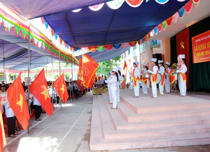 Hình ảnh đầu tiên về Trường Tiểu học Đức Giang - ngôi trường xanh với kiến trúc khang trang, không gian học tập lý tưởng được bao phủ bởi cây xanh mát mẻ.