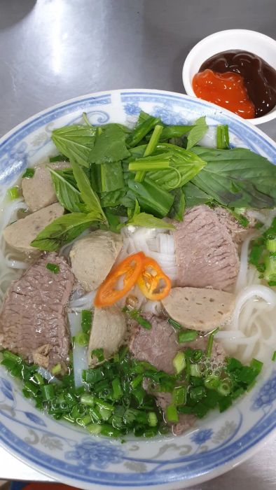 Không gian ấm cúng và tô phở đầy đặn tại Phở Hùng