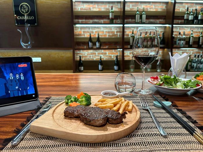 Không gian sang trọng tại Caballo Steak And Wine