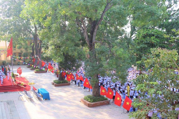 Hình ảnh thứ hai của Trường Tiểu Học Sơn Đồng - một ngôi trường khang trang với kiến trúc hiện đại, nơi ươm mầm tri thức cho thế hệ tương lai.