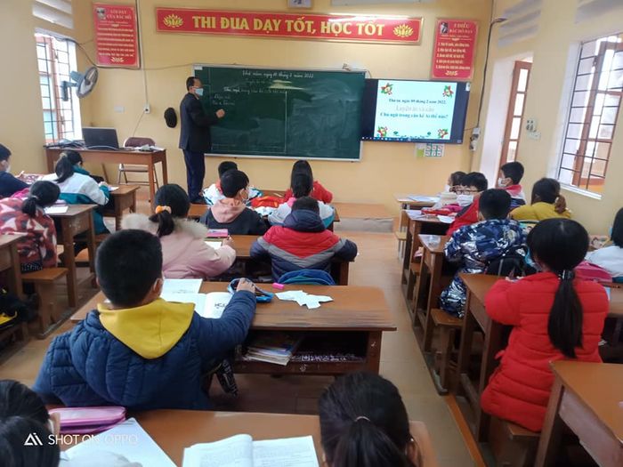 Ảnh 1: Khuôn viên xanh mát và cơ sở vật chất hiện đại của Trường Tiểu học Lưu Hoàng