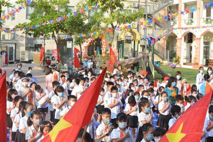 Hình ảnh đầu tiên về Trường Tiểu học Newton - kiến trúc hiện đại hài hòa với thiên nhiên, không gian học tập lý tưởng được thiết kế thông minh cho các phương pháp giáo dục tiên tiến.