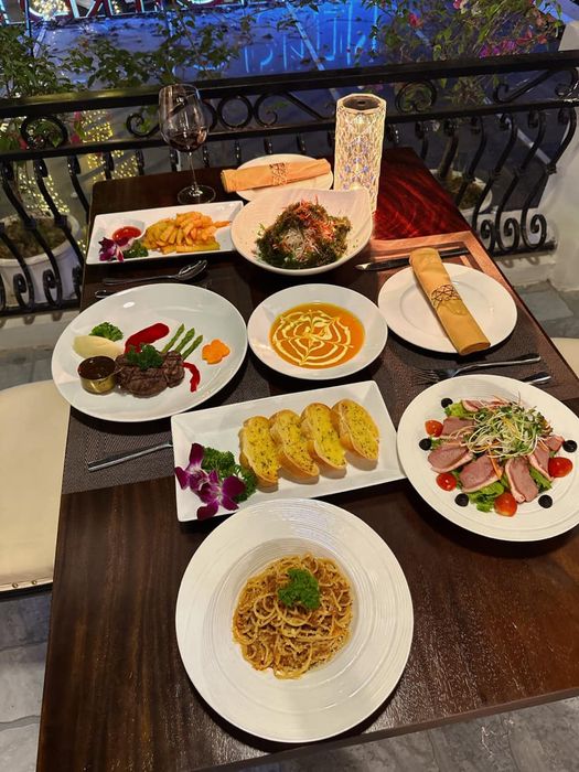 Góc ảnh nghệ thuật tại Mansion Restaurant - Ảnh 2