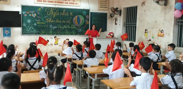 Ảnh 2: Các hoạt động học tập trải nghiệm và giờ học ngoại khóa đầy hứng khởi tại Trường Tiểu học Hòa Xá