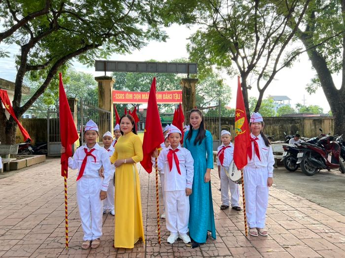 Ảnh 1: Khuôn viên xanh mát và cơ sở vật chất hiện đại của Trường Tiểu học Hòa Xá