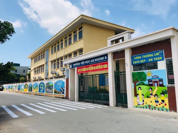 Hình ảnh thứ hai về Trường Tiểu học An Khánh B - khuôn viên rộng rãi với đầy đủ trang thiết bị hiện đại, nơi học sinh được phát triển toàn diện cả trí lực và thể lực.