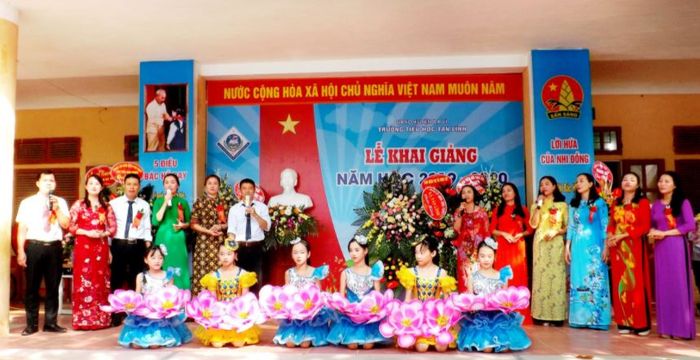 Hình ảnh các em học sinh tham gia hoạt động ngoại khóa tại Trường Tiểu học Tản Lĩnh