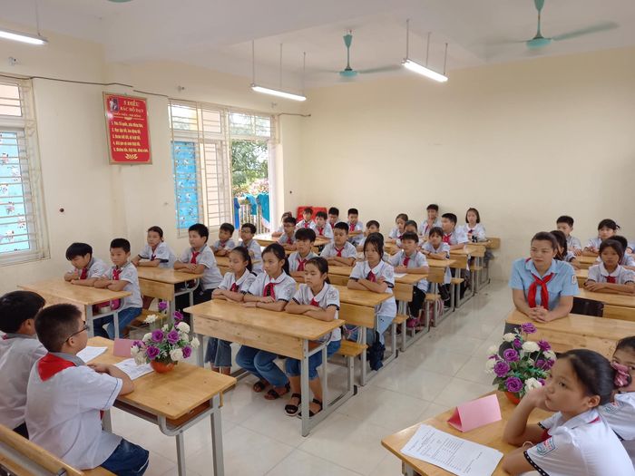 Ảnh 1: Khuôn viên xanh mát và cơ sở vật chất hiện đại của Trường Tiểu học Vạn Thái