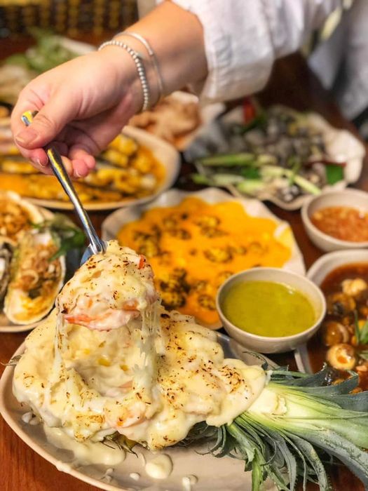 Không gian ấm cúng và món ngon đặc trưng tại Ốc Bự Hải Phòng