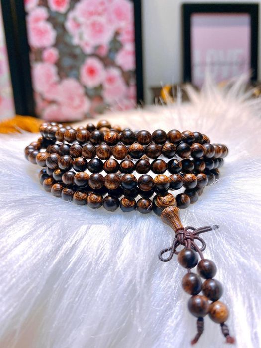 Hình ảnh thứ ba về Vòng Phong Thủy Huyết Long – Tượng trưng cho sức mạnh nội tại và sự may mắn vững bền