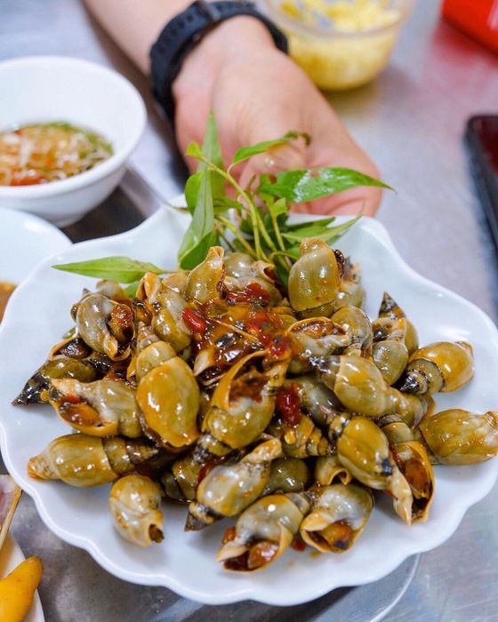 Không gian ấm cúng và món ngon tại Ốc Mít Mật