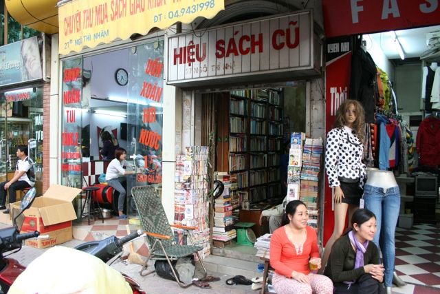 Không gian cổ kính của Nhà sách cũ 27D Ngô Thì Nhậm