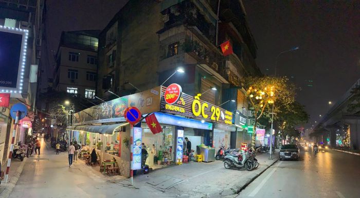 Hình ảnh không gian ấm cúng và món ngon đặc trưng tại Ốc 29